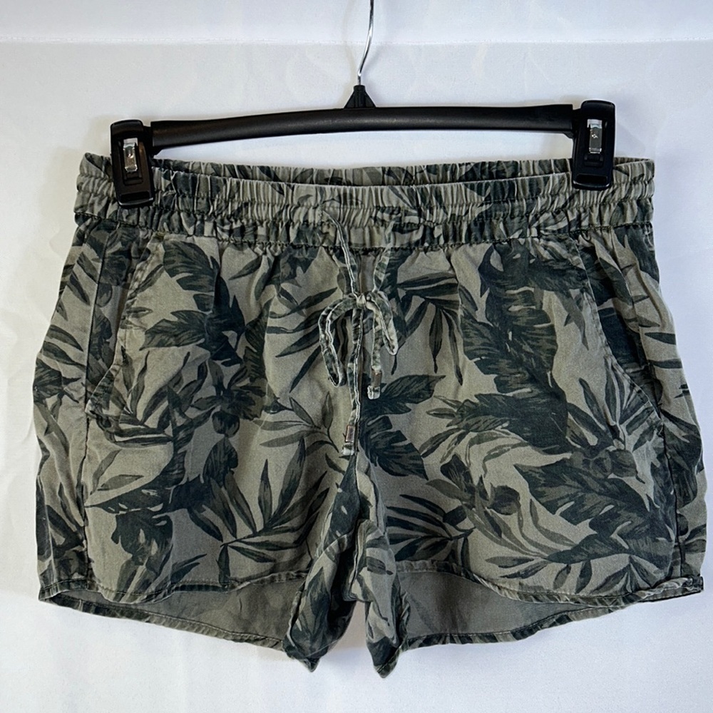 Old Navy Shorts Medium Camo Green With Palm Leave Gently Worn Elastic Waistband
